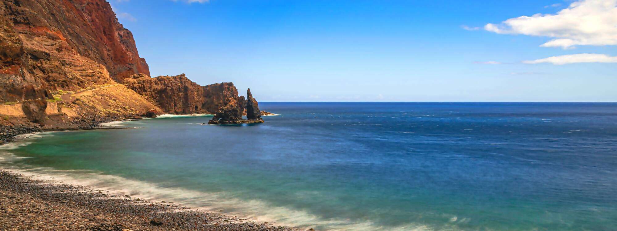 Der Strand Las Almorranas und die vulkanische Felsformation Roque de Bonanza - El Hierro